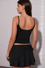 Top color moca de breteles finos.