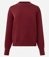 Buzo de tricot con cuello redondo y puños ajustados. Presenta un diseño de calce holgado y tejido de punto liso.