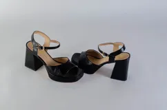 Sandalias rojas de cuero con plataforma y taco cuadrado.