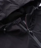 Campera deportiva Get Over de tejido técnico resistente al agua, color bordó. Presenta capucha ajustable con cordones, cierre frontal con cremallera, bolsillos laterales y un bolsillo adicional en el pecho, todos con cierre.