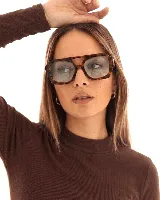 Lentes de sol con armazón de policarbonato estilo aviador con marco grueso en carey y cristales degradados en tono marrón.