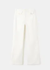 Pantalón wide leg de tiro medio confeccionado en denim de algodón, de color blanco, con trabillas para cinto y bolsillos de solapa delanteros.
