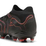 Championes de fútbol Puma Future 9 Match FG/AG, color negro con detalles en rojo/naranja. Presentan un diseño texturizado en el cuerpo y cuello tejido tipo calcetín.