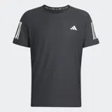 Remera de running Adidas Own The Run, color gris oscuro, manga corta, con cuello redondo y logo de Adidas en el pecho. Presenta tres franjas reflectivas en ambas mangas y cinta reflectiva en la nuca con texto repetido de la marca.