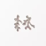 Aros colgantes plateados con forma de rama de coral cubiertos de strass.