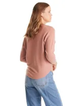 Buzo de punto rib color beige, con cuello redondo, manga japonesa tres cuartos y silueta relajada.