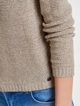Sweater de tejido de punto color beige, con cuello redondo y mangas largas. Corte regular y textura suave.