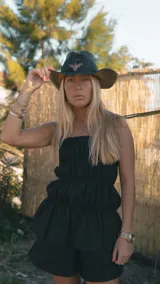 Top strapless de lino color blanco, con diseño de frunces horizontales que generan volumen y terminación con volado en el ruedo.