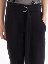 Pantalón de punto liso color gris, de corte recto y silueta relajada. Presenta cintura alta con cinto integrado, bolsillos aplicados en el delantero y tajos frontales en el ruedo.