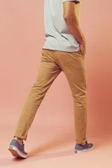 Pantalon de gabardina color tostado, de corte recto y ajuste slim, con cierre frontal y bolsillos laterales.