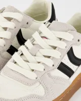 Zapatillas deportivas Coolway modelo Goal, de cuero color blanco con detalles en negro y beige.