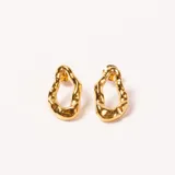 Par de caravanas doradas con diseño irregular y acabado brillante.