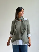 Sweater de punto fino en color verde oliva, con diseño de cuello redondo y mangas tres cuartos. Incluye un pañuelo a juego con detalles de encaje en los bordes, que puede utilizarse como accesorio para el cuello.