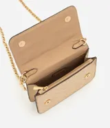 Cartera bandolera Satinato estructurada en gamuza sintética color tostado con patrón geométrico en relieve, solapa frontal, herrajes dorados, correa combinada de cadena metálica y tira sintética, y dije colgante circular con el logo de la marca.