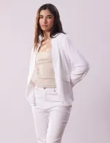 Chaqueta blanca de algodón de la marca Dash, con bolsillos simulados en la parte delantera y terminaciones desflecadas.