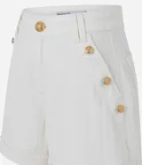 Short de sarga color blanco, de corte evasé con diseño de tiro medio, pasacintos en la cintura, bolsillos y botamangas con vuelta.
