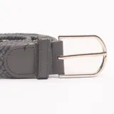 Cinturón trenzado color gris con hebilla metálica plateada.