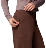 Pantalón de senderismo color marrón, de corte recto y largo cropped, con cintura parcialmente elástica y bolsillos laterales.