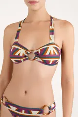 Top de bikini bandeau con estampado geométrico multicolor en tonos terracota, violeta, verde azulado y blanco. Cuenta con tirantes para anudar al cuello y una argolla circular de carey en el centro del busto.
