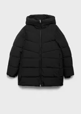 Campera acolchada tipo puffer color negro, con capucha, cuello alto y cierre frontal de cremallera doble. Presenta diseño recto, mangas largas con puños elásticos y bolsillos laterales con cierre.