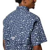Camisa de manga corta Columbia, diseñada para pesca, con estampado de peces y elementos náuticos. Presenta cuello abotonado, cierre frontal con botones, múltiples bolsillos en el pecho y ventilación trasera forrada en malla.