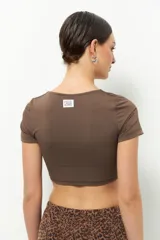 Top corto blanco de manga corta con escote cuadrado.