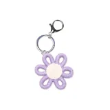 Llavero con dije en forma de flor tejida en hilo color lila con centro circular en color blanco. Incluye argolla y gancho metálico plateado.