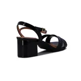 Sandalia de mujer Vizzano color negro charol, con tiras cruzadas en el empeine y tira fina con hebilla ajustable en el tobillo. Posee un taco ancho y bajo.