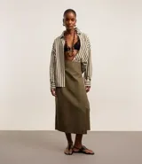 Pollera midi de corte sastre color verde militar, confeccionada en algodón, con cintura ancha y traspase falso con costura aparente.