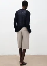 Jersey de punto de corte recto y diseño semitransparente, con cuello redondo y manga larga. Confeccionado en una mezcla de fibras suaves.