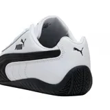 Championes Puma modelo Speedcat LTH, de diseño inspirado en el automovilismo. Presentan una base de cuero blanco con detalles en color dorado en los laterales y el logo de la marca. Cuentan con una suela de goma negra de perfil bajo y diseño envolvente en el talón.