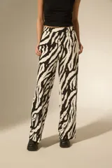 Pantalon de corte recto y tiro alto con estampado animal print tipo cebra en blanco y negro.