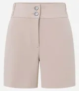 Bermuda roja de poliéster con cintura elástica, bolsillos laterales y cierre con cremallera y botones.