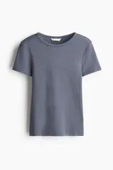 Remera de manga corta en tejido acanalado, modelo entallado con cuello redondo y bajo recto.