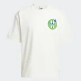 Remera de corte oversize color blanco, con cuello redondo y mangas cortas. Presenta un logo pequeño en el pecho y un estampado gráfico grande en la espalda con el emblema de Adidas Basketball.