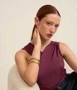 Pulsera femenina rígida, abierta, de metal con acabado alambrado torcido.