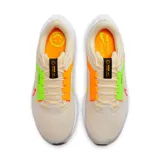 Championes de running Nike Air Zoom Pegasus 40, color beige con detalles en verde neón y naranja.