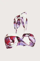 Top de bikini bandeau estampado con diseño floral en tonos blanco, violeta y rojo. Tiene tirantes anchos que se atan al cuello y copa preformada.
