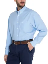 Camisa de manga larga RKF de corte regular fit, con estampado de cuadros vichy en tonos celeste y blanco. Cuenta con cuello abotonado (button-down), bolsillo frontal en el pecho con el logo bordado de la marca y cierre de botones.