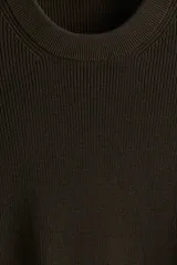 Buzo de punto acanalado color verde oscuro, de manga larga y cuello redondo, con corte regular fit.