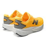 Championes de running New Balance FuelCell Rebel v4, color amarillo con entresuela blanca y detalles en negro. Cuentan con capellada de malla técnica transpirable y tecnología FuelCell en la suela.