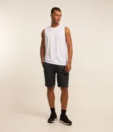 Bermuda deportiva masculina Get Over modelo alargado, confeccionada en microfibra color gris oscuro, con cintura elástica, cordón de ajuste y bolsillos laterales.