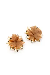 Aros tipo caravanas con diseño floral, combinando pétalos de metal dorado brillante con pétalos de tela de red negra en el centro.