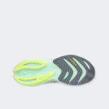 Championes de running Skechers Aero Spark, color gris con suela degradada en tonos verde y amarillo fluor. Presentan capellada de malla transpirable, cordones y el logo de la marca en el lateral.