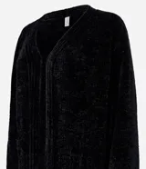 Cardigan largo de chenille con textura acanalada, manga larga y bolsillos delanteros. Presenta un diseño abierto y versátil, ideal para diversas ocasiones.