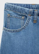 Pantalón wide leg de tiro medio, confeccionado en tejido mezcla de algodón y lino. Presenta cintura con elástico, cierre frontal, trabillas y cinturón ajustable tipo lazo. Cuenta con diseño de cinco bolsillos.