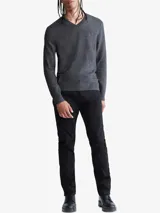 Sweater gris de lana merino con cuello en V, puños y dobladillo de punto canalé, y logo de Calvin Klein bordado.