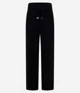 Pantalón wide leg de punto con textura acanalada, cintura elástica con lazo ajustable y detalles metalizados, y frisos verticales a lo largo de la pierna.