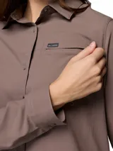 Camisa de aventura Columbia modelo Silver Ridge Utility, color marrón, de manga larga con sistema para enrollar, bolsillos frontales con cierre y solapa, cuello clásico y diseño transpirable con tecnología de protección solar.