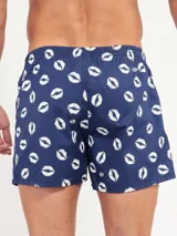 Bóxer de algodón blanco con estampado de flores pequeñas color celeste, con cintura elástica y logo de la marca en el centro.